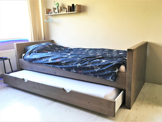 Bed met onderlade naar maar specificatie gemaakt.